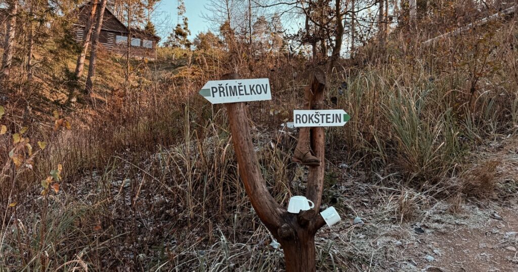 Rozcestník na zříceninu hradu Rokštejn
