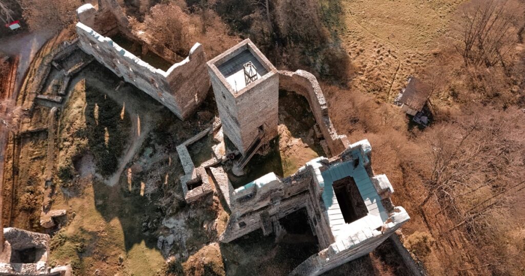Zřícenina hradu Rokštejn z vrchu