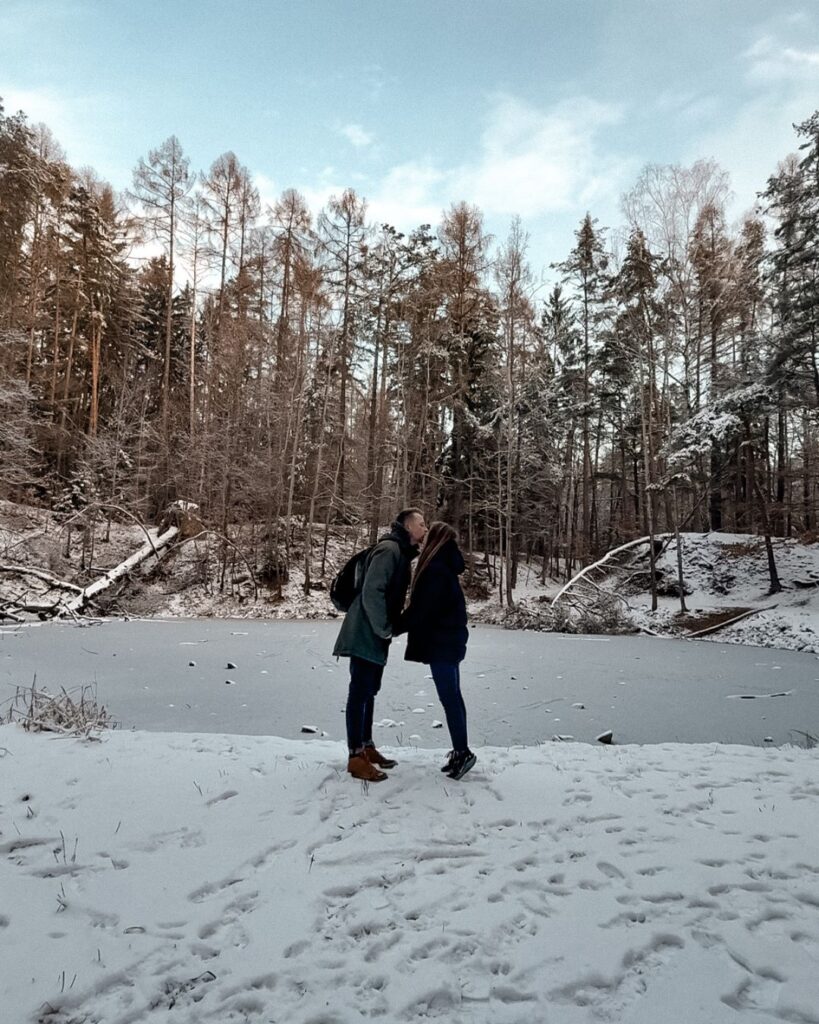 Chvilka romantiky u smaragdového jezírka